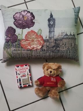 Vintage new embroidered Cityscape "London Skyline" Throw Pillow, plush, game (3)